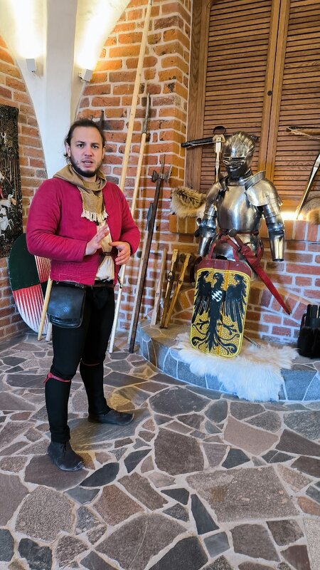 Экскурсию по замку ведет настоящий рыцарь того времени! - Ольга 