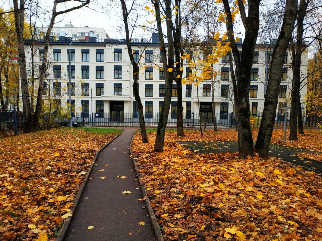 Октябрь в городе - Андрей Лукьянов