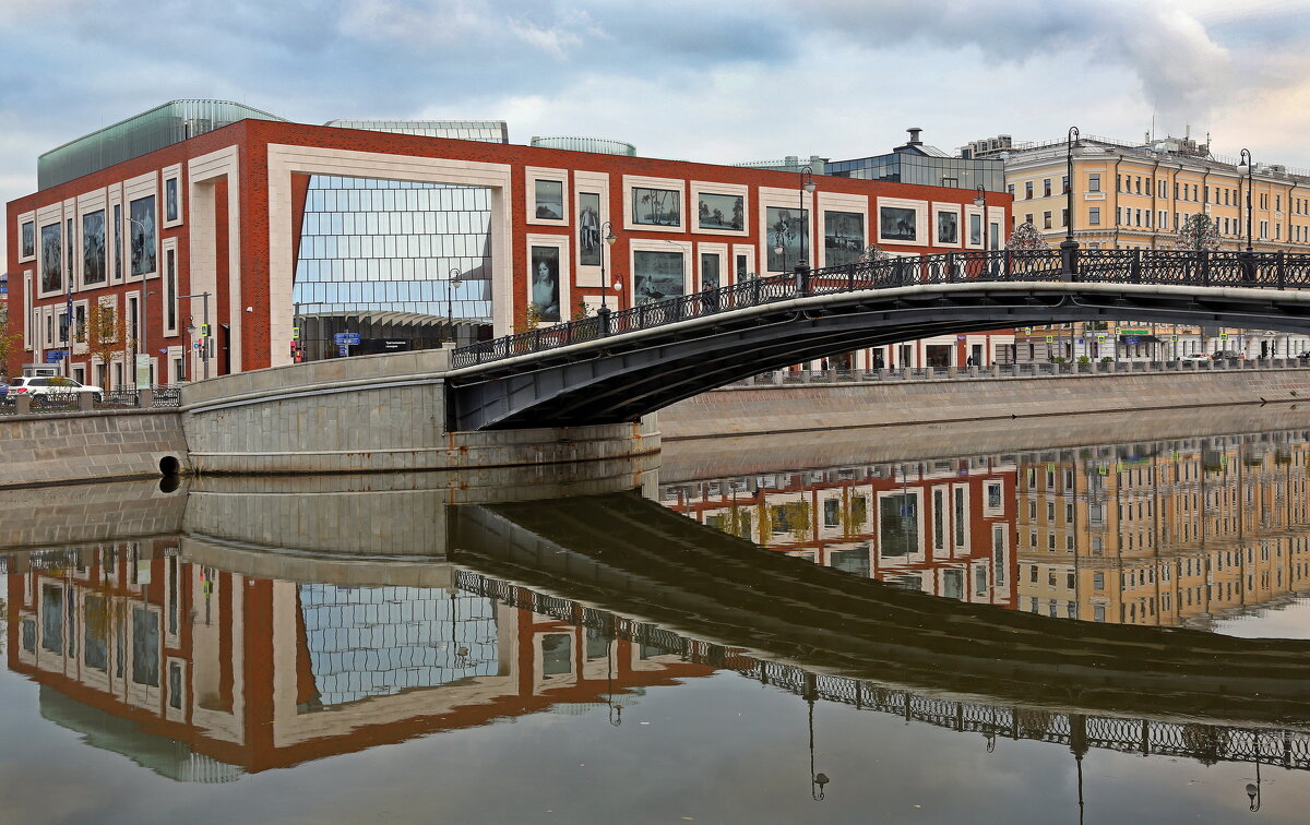 Кадашевская наб  23 октября - Михаил Бибичков