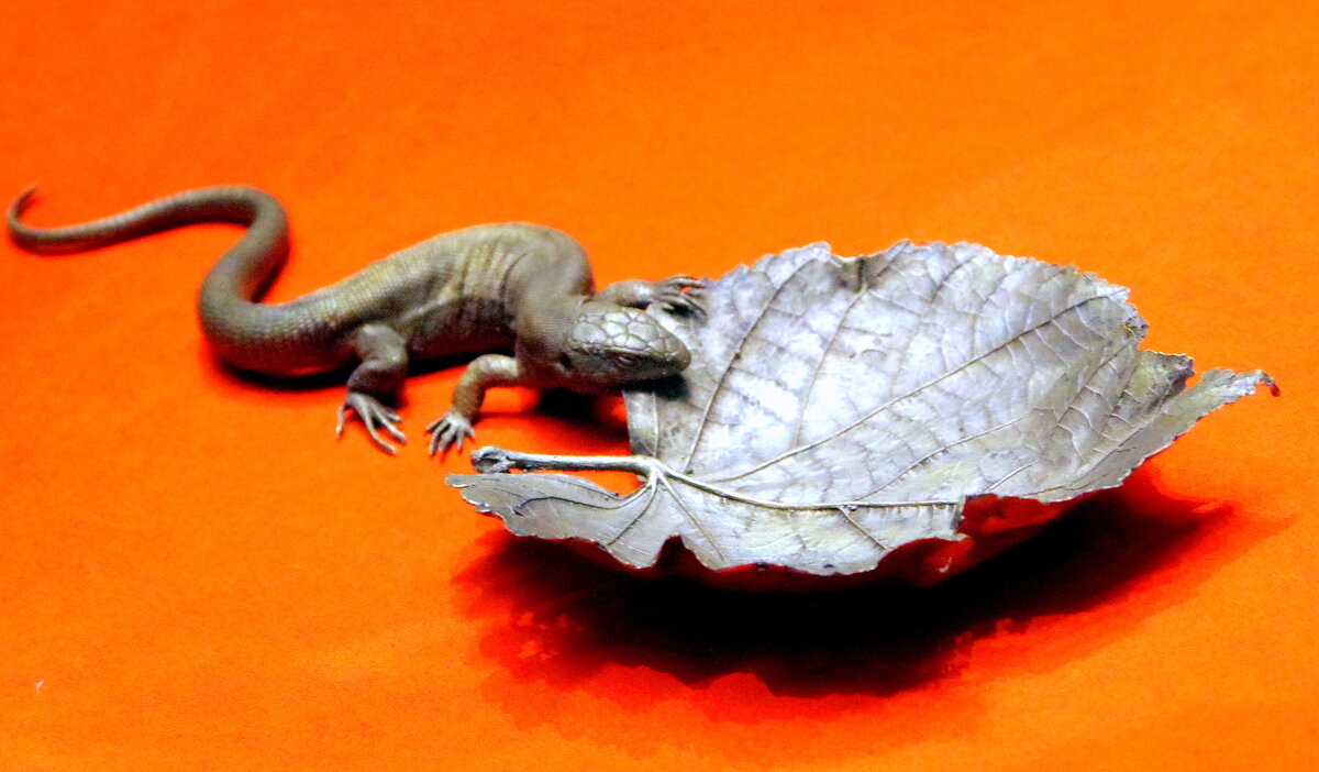 Чаша в виде виноградного листа с ящерицей. - Валерий Новиков Чаша в виде виноградного листа с ящерицей. - Валерий Новиков