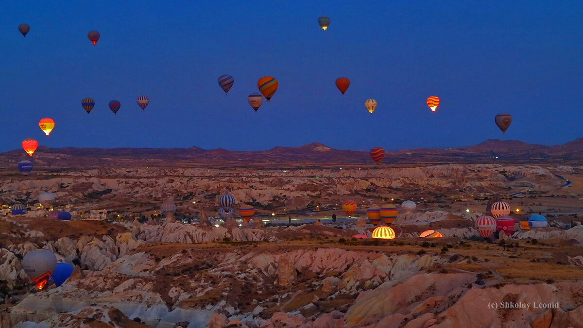 Шарики, как на ёлке под Новый год - так и мерцают...) - Леонид Школьный