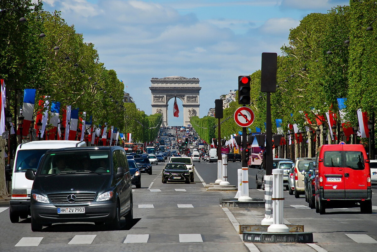Париж готовится к Дню Победы. - Николай Рубцов