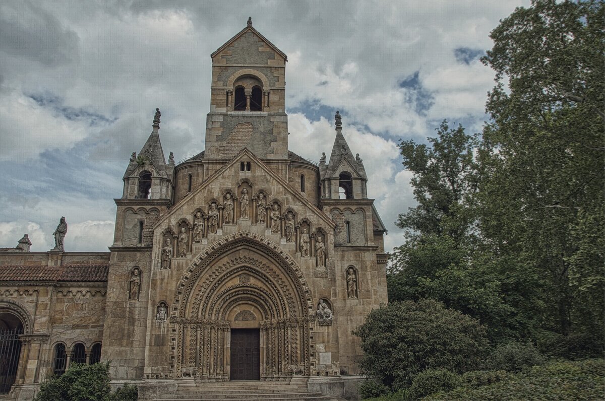 Часовня Яки в замке Вайдахуняд в Будапеште, Венгрия - ujgcvbif Часовня Яки в замке Вайдахуняд в Будапеште, Венгрия - ujgcvbif