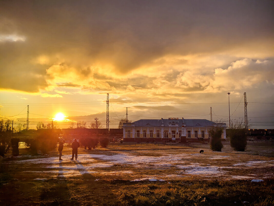 *   *   * - Уже не важно 