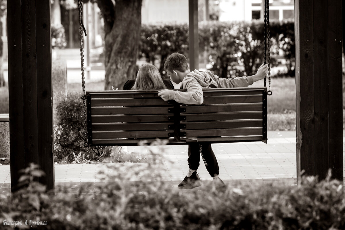 На качелях в городском сквере - Алексей Трифонов