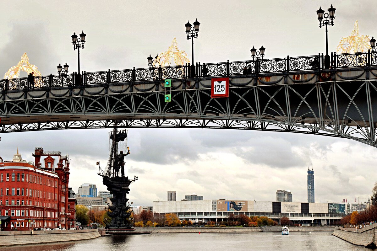 Патриарший мост готовится к Рождеству. - Татьяна Помогалова Патриарший мост готовится к Рождеству. - Татьяна Помогалова