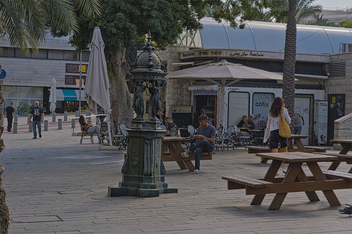 Хайфа «Кикар-Париз» (Парижская площадь») 2025год ,находится в Нижнем городе . возле в входа в метро - ujgcvbif 