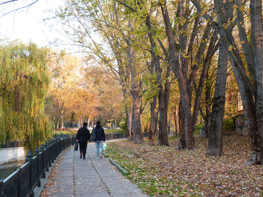 Прогулки по  набережной  Салгира - Валентин Семчишин
