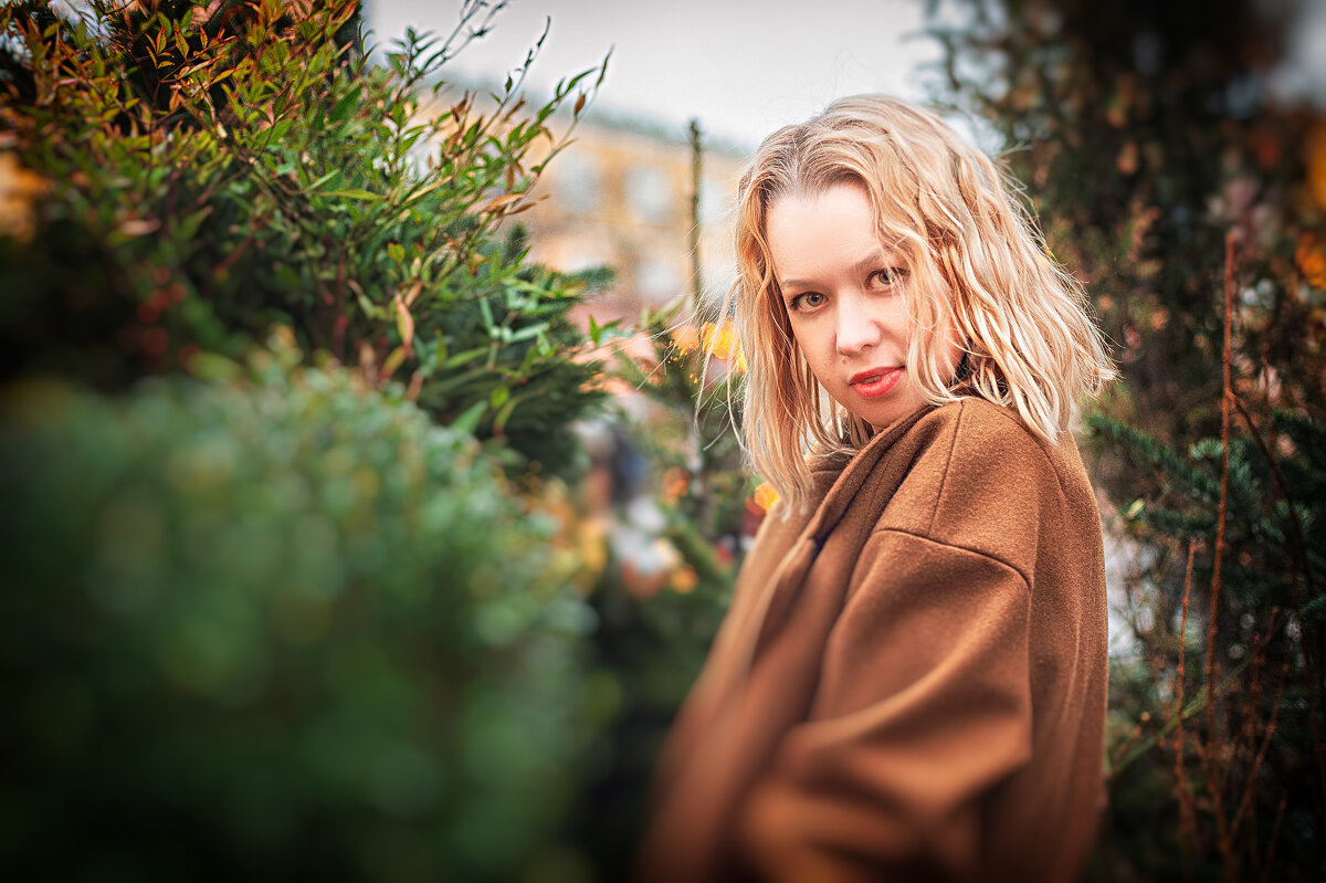 Осенняя задумчивость: портрет среди зелени - Джованни Луче