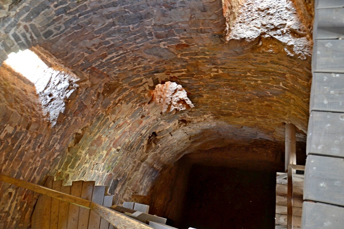 Изборская крепость - главный форпост Средневековой Руси - Виктор Осипчук