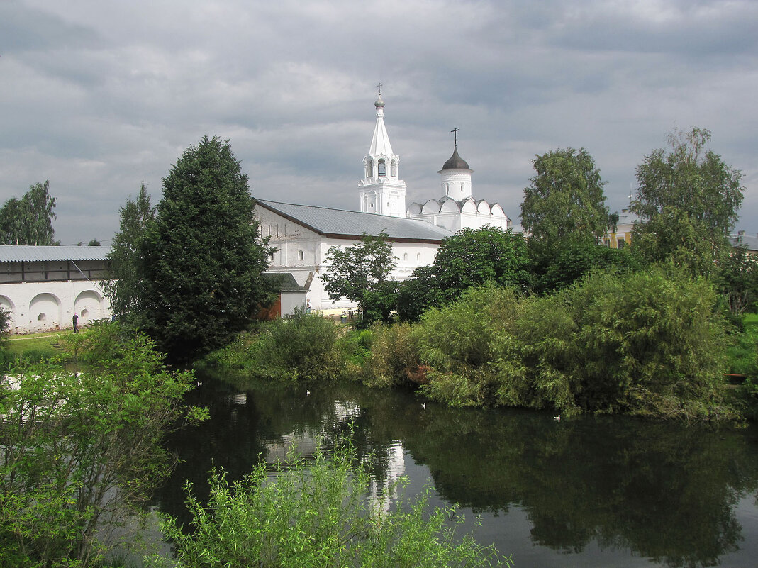 Монастырский пруд, Монастырская гостиница и Святые ворота с храмом Вознесения Господня - Александр Ильчевский 