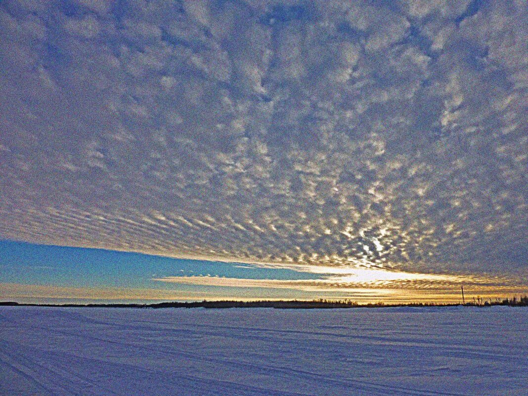 Декабрь...Река.Волнистые облака! - Владимир 
