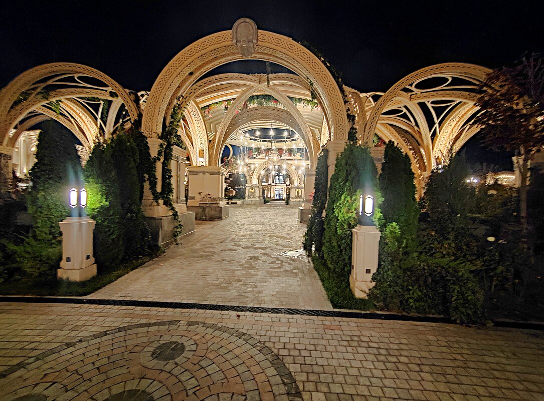 Храм-парк в честь Святой Троицы в форме базилики с нефами и арками без привычных стен и потолков. - Виктор Мухин