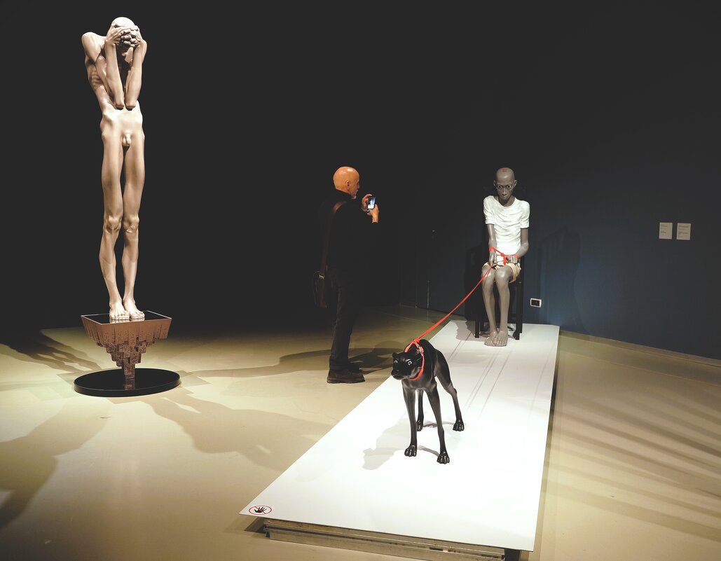 На выставке в Эрарте - Магомед .