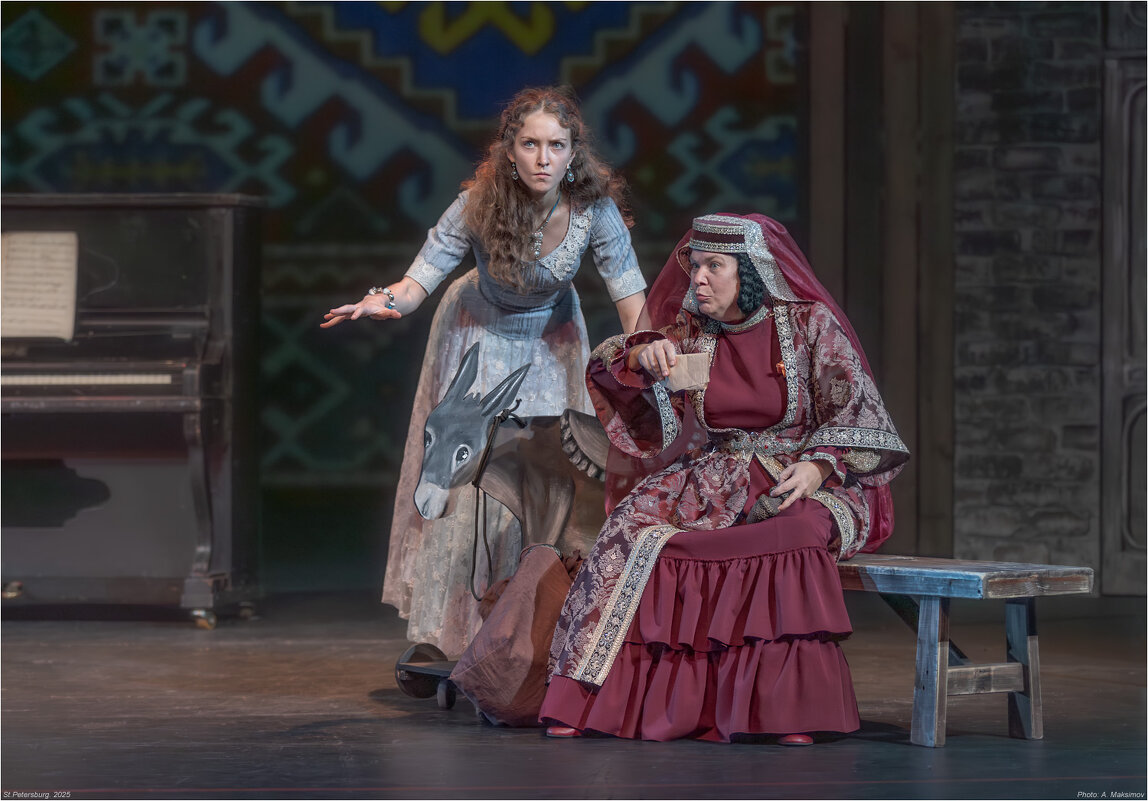 Актрисы Ксения Ольховская в роли Соны и з. а. Санкт-Петербурга Наталья Парашкина в роли Ханумы. - Александр Максимов