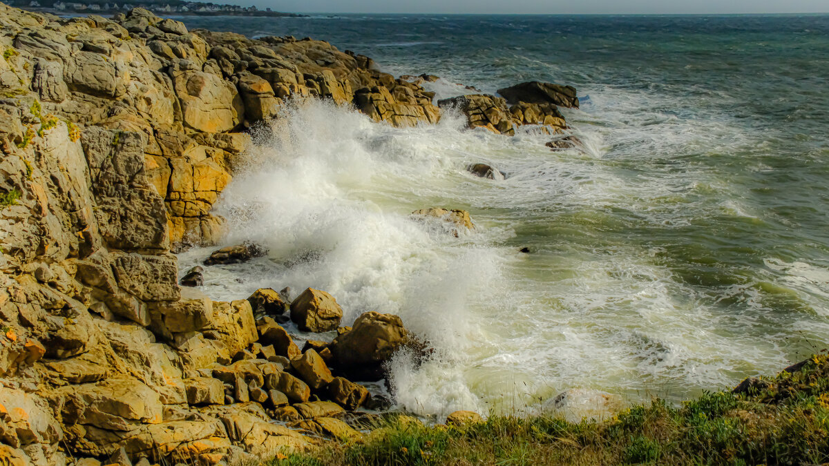 Океан пробует подниматься по скале - Георгий А