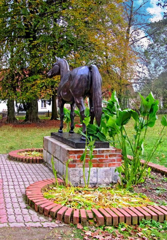 Памятник жеребцу Темпельхютеру - Сергей Карачин