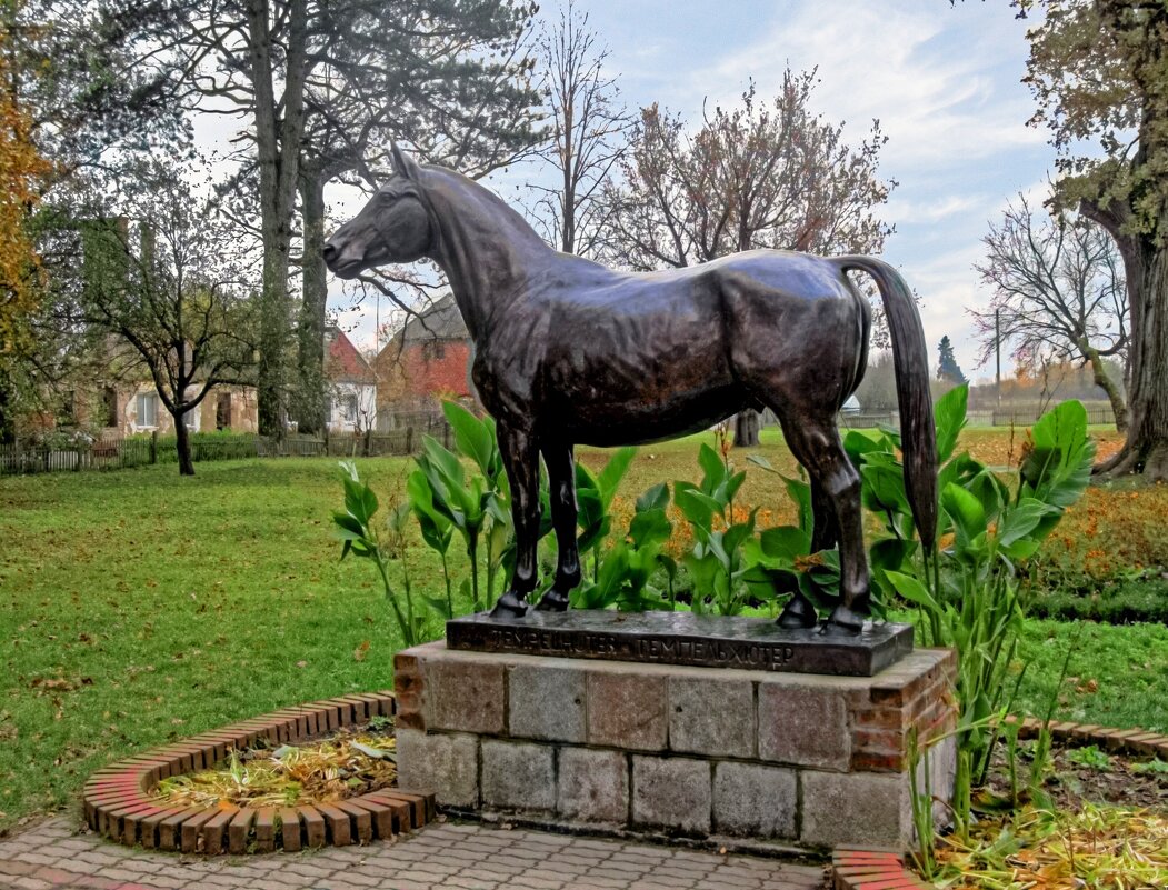 Памятник жеребцу Темпельхютеру - Сергей Карачин