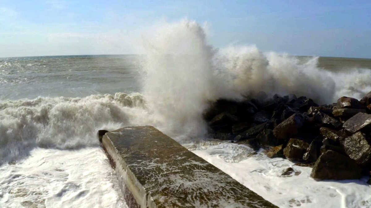 «О, море, море, преданным скалам ты ненадолго подаришь прибой...» - Михаил Андреев
