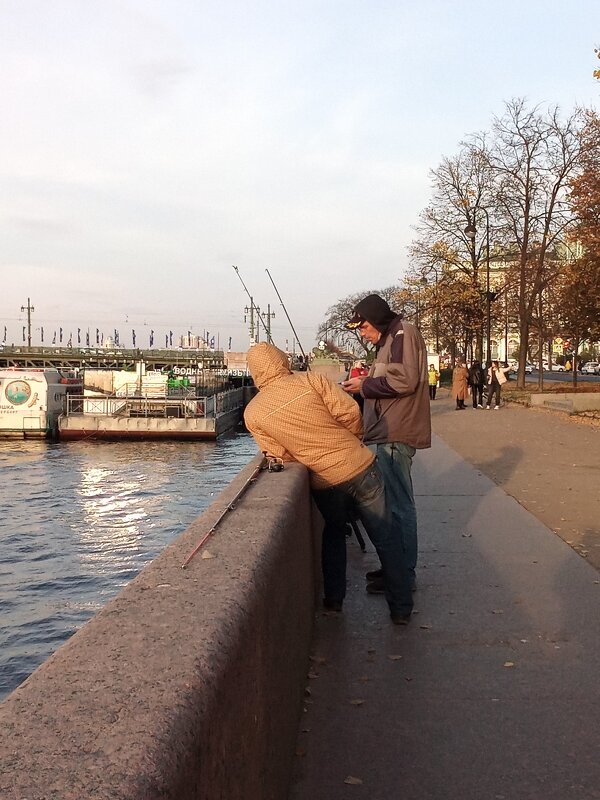 Адмиралтейская набережная  в  СПб,  рыбаки - Фотогруппа Весна