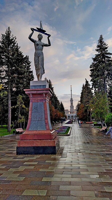 Девушка с корабликом. - Vladimir Semenchukov