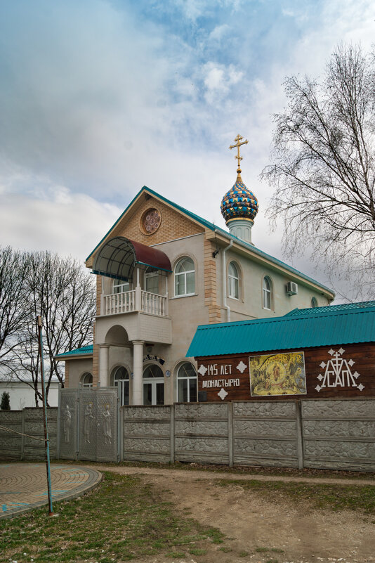 На территории Свято-Михайловского Афонского мужского монастыря - Игорь Сикорский На территории Свято-Михайловского Афонского мужского монастыря - Игорь Сикорский