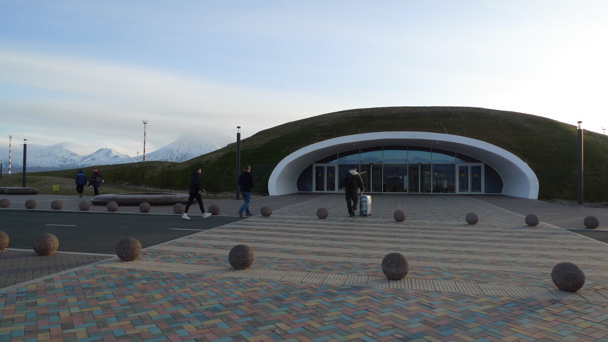 Вход в аэропорт - Сергей Швечков