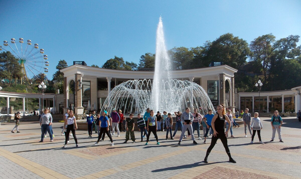 Музыкальный фонтан днём - Galina Solovova