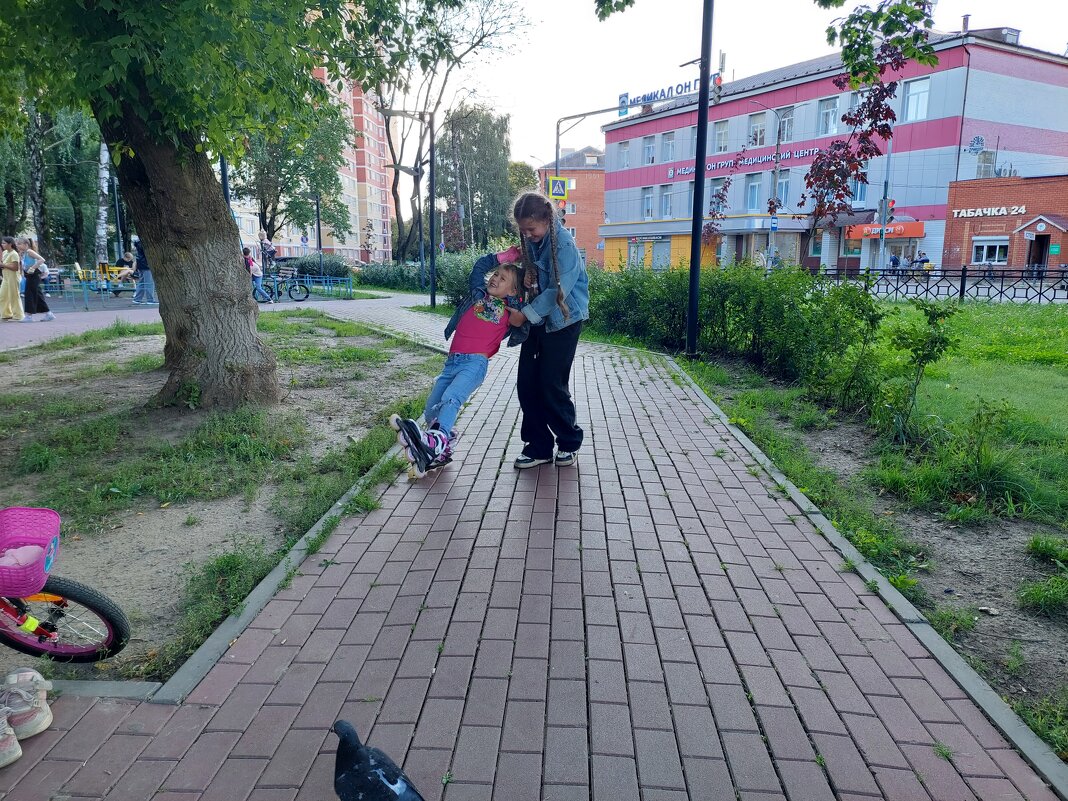 освоение роликов с помощью сестры - Артём 