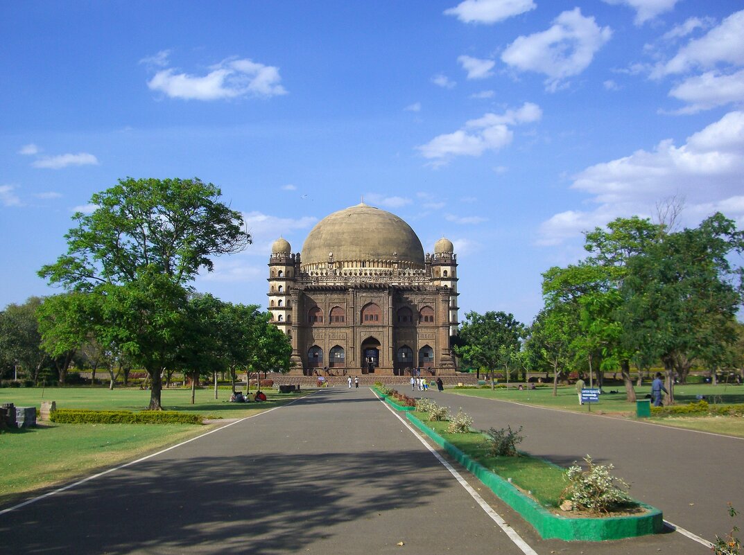 Мавзолей индийского султана Мохаммада Адил Шаха "Гол Гумбаз". - unix (Илья Утропов) Мавзолей индийского султана Мохаммада Адил Шаха "Гол Гумбаз". - unix (Илья Утропов)