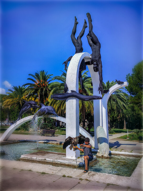 Купание орла в фонтане - AZ east3