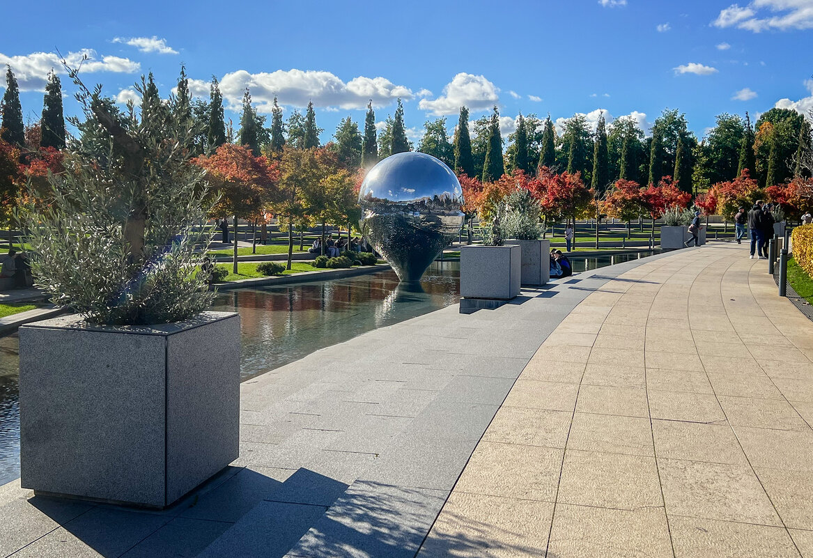 Краснодар. Парк Галицкого. Арт-объект "Перевернутая капля" - Galina 