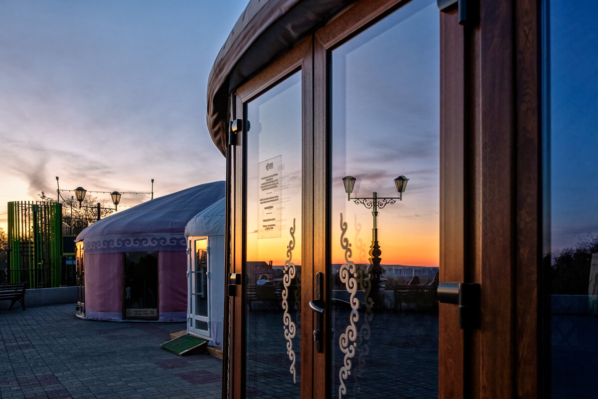 Закат пылающий в стекле... - Сергей Шатохин 