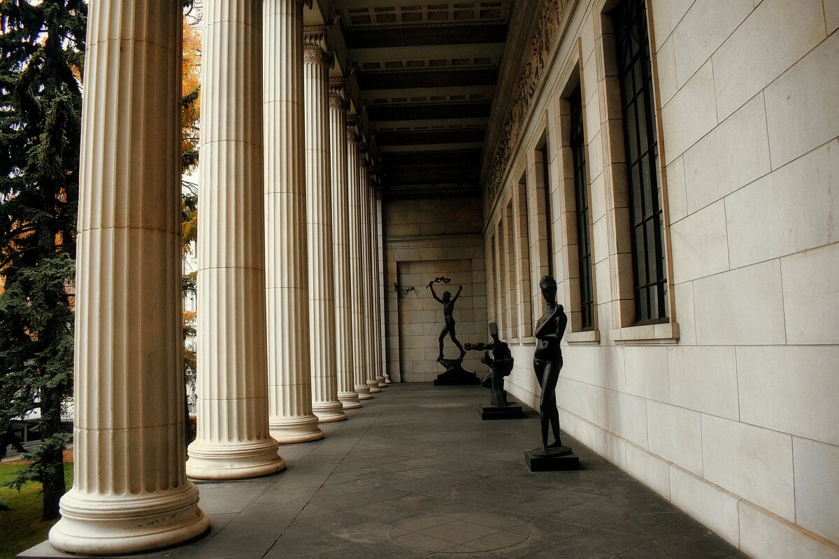 Левое крыло музея с колоннами. - Татьяна Помогалова