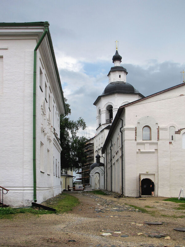 Архимандричьи кельи, Колокольня и Введенская церковь с трапезной палатой - Александр Ильчевский 