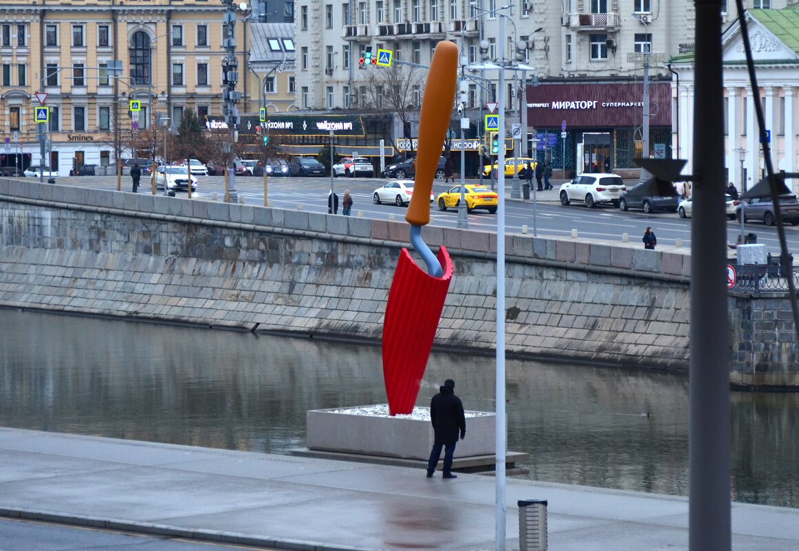 Красная садовая лопатка на Болотной набережной. Москва. - Наталья Вязигина Красная садовая лопатка на Болотной набережной. Москва. - Наталья Вязигина