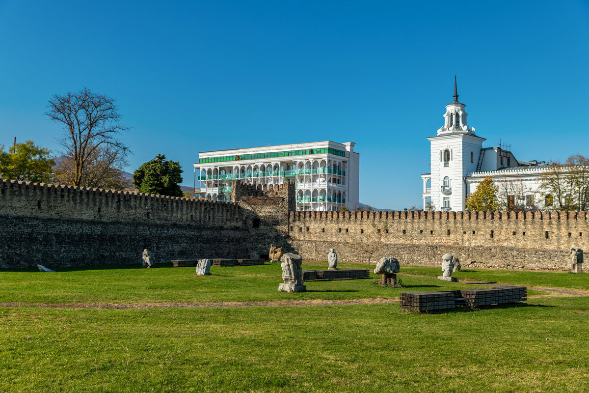 Территория крепости Батонис-цихе в Телави. Грузия. - Дина Евсеева Территория крепости Батонис-цихе в Телави. Грузия. - Дина Евсеева