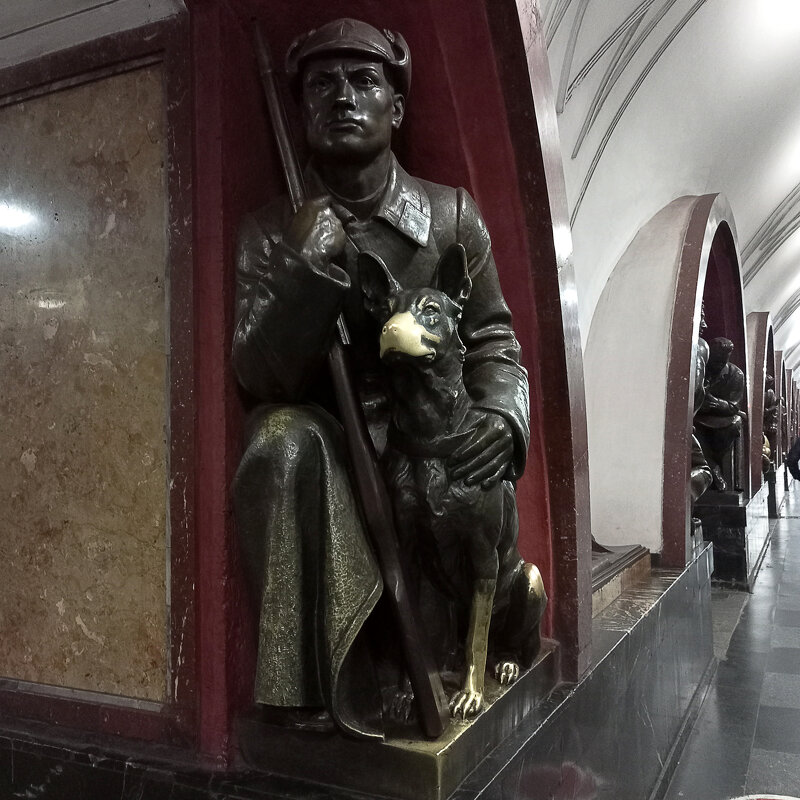 Бронзовая скульптура пограничника с собакой.Фото с мобильного - Татьяна Семенова