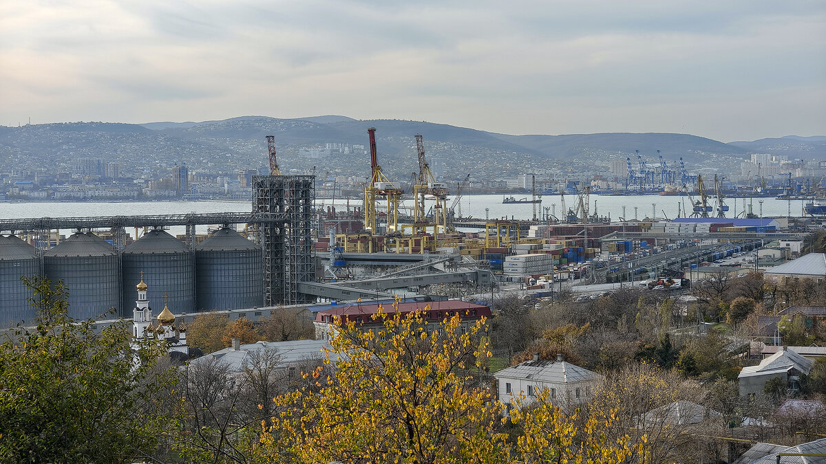 Новороссийск. Вид на Храм Святителя Спиридона - Валерий Ткаченко