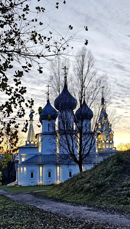 Крестовоздвиженский собор. Осень в Тутаеве. - Михаил Свиденцов Крестовоздвиженский собор. Осень в Тутаеве. - Михаил Свиденцов