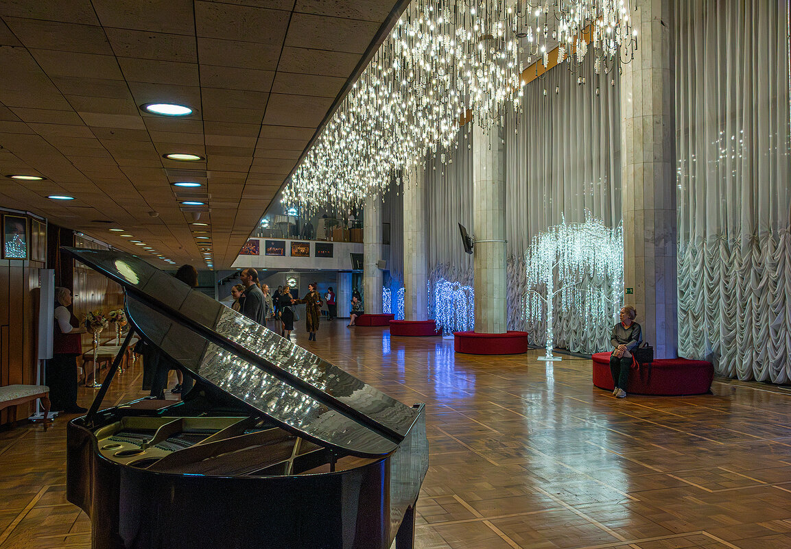 Фойе - Юрий Яловенко