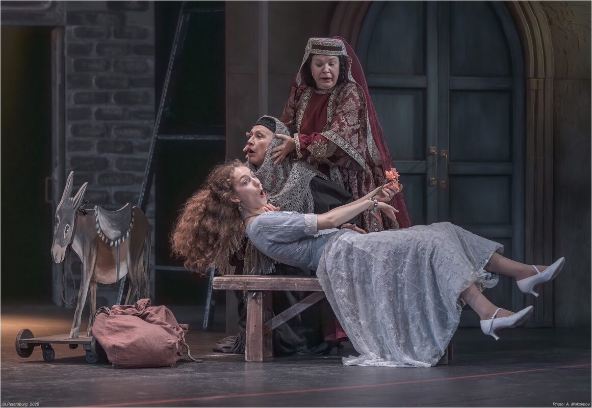 Актрисы Ксения Ольховская, Валентина Виноградова и Наталья Парашкина. - Александр Максимов