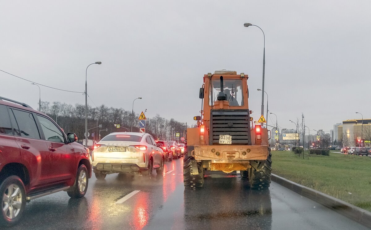 На работу на тракторе - Валерий Иванович