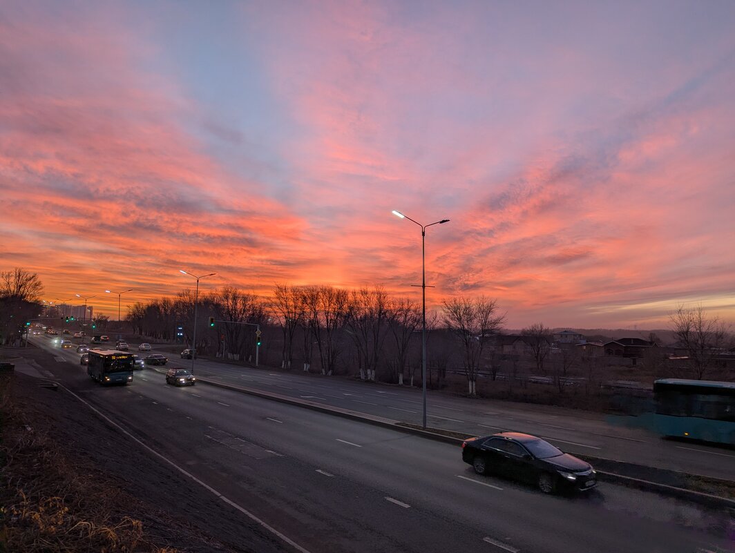 На город наступает вечер... - Андрей Хлопонин