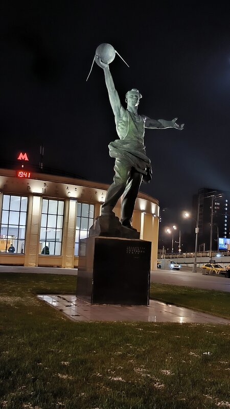 У станции метро Рижская. - Ольга 