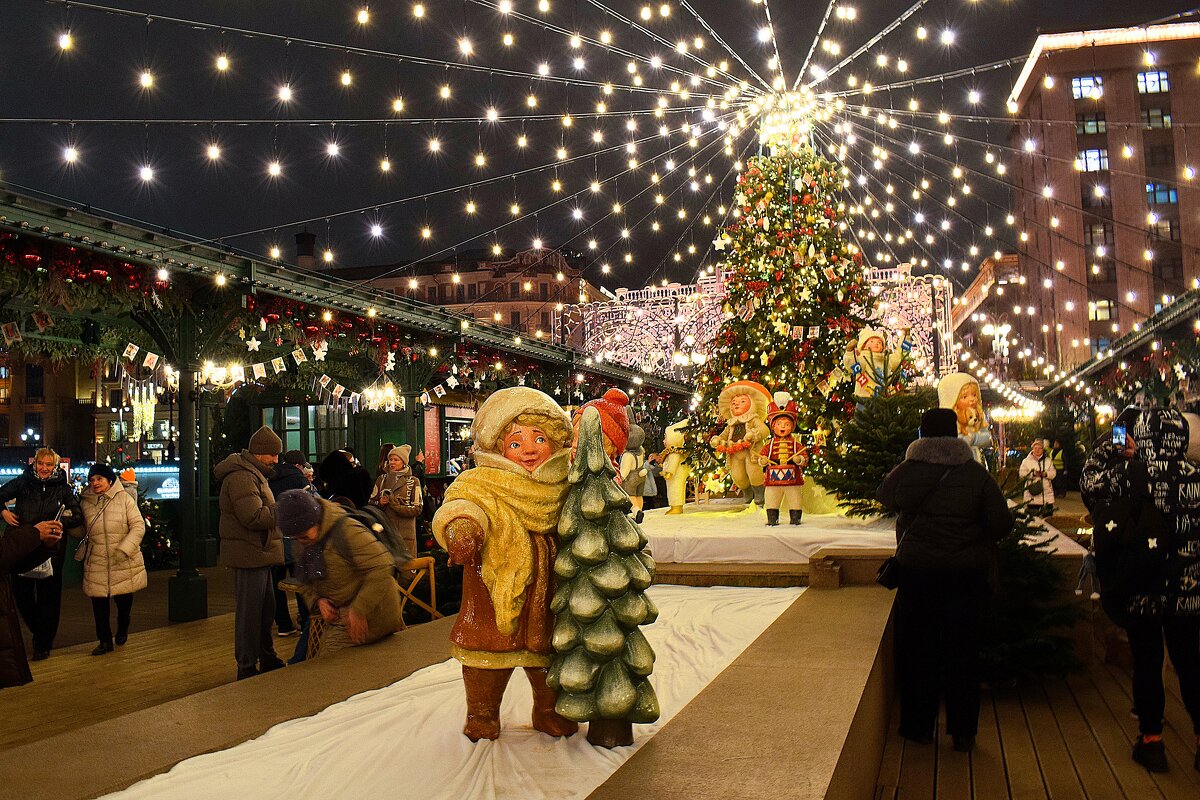 Город ёлочных игрушек на Манежной площади. - Татьяна Помогалова
