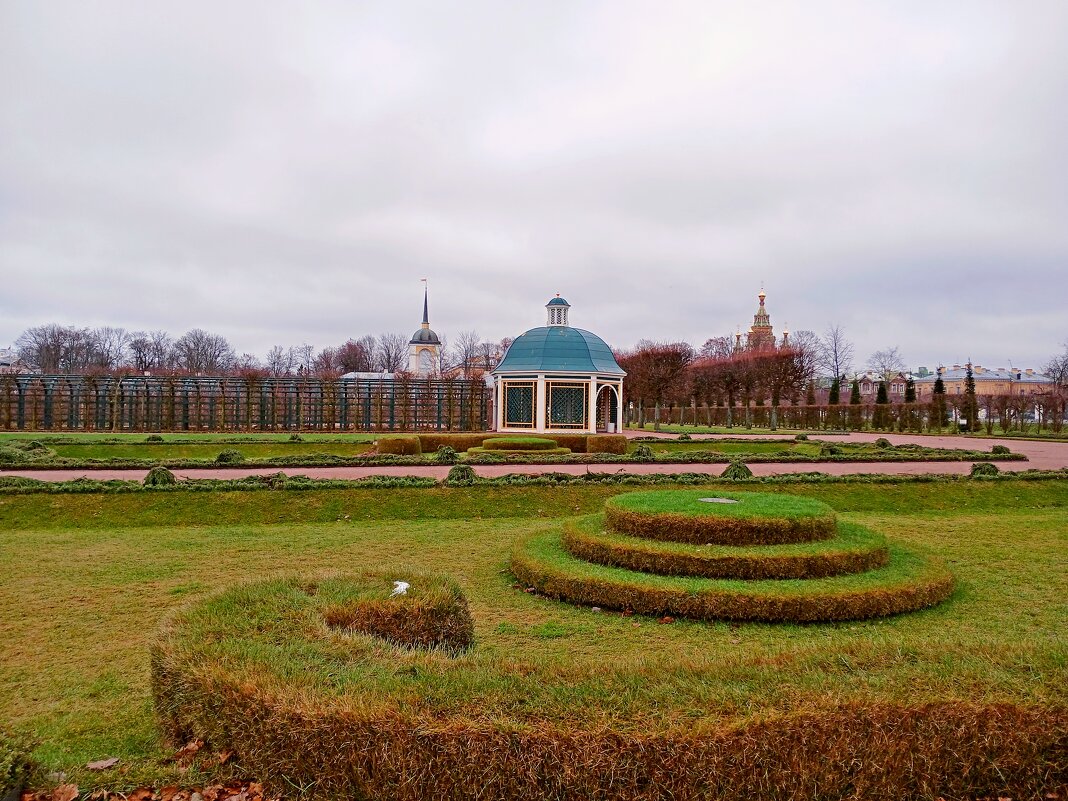 Зелёная трава и маленький кусочек снега. - Лия ☼