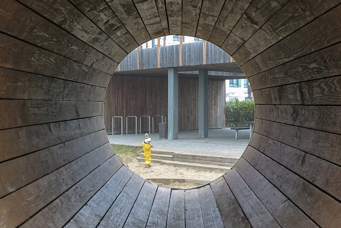 На детской площадке - Валерий Иванович