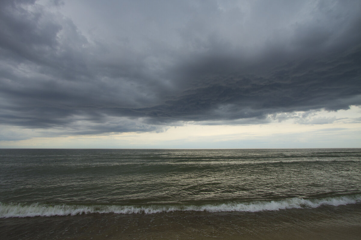 Со свинцовыми облаками - Олег Денисов