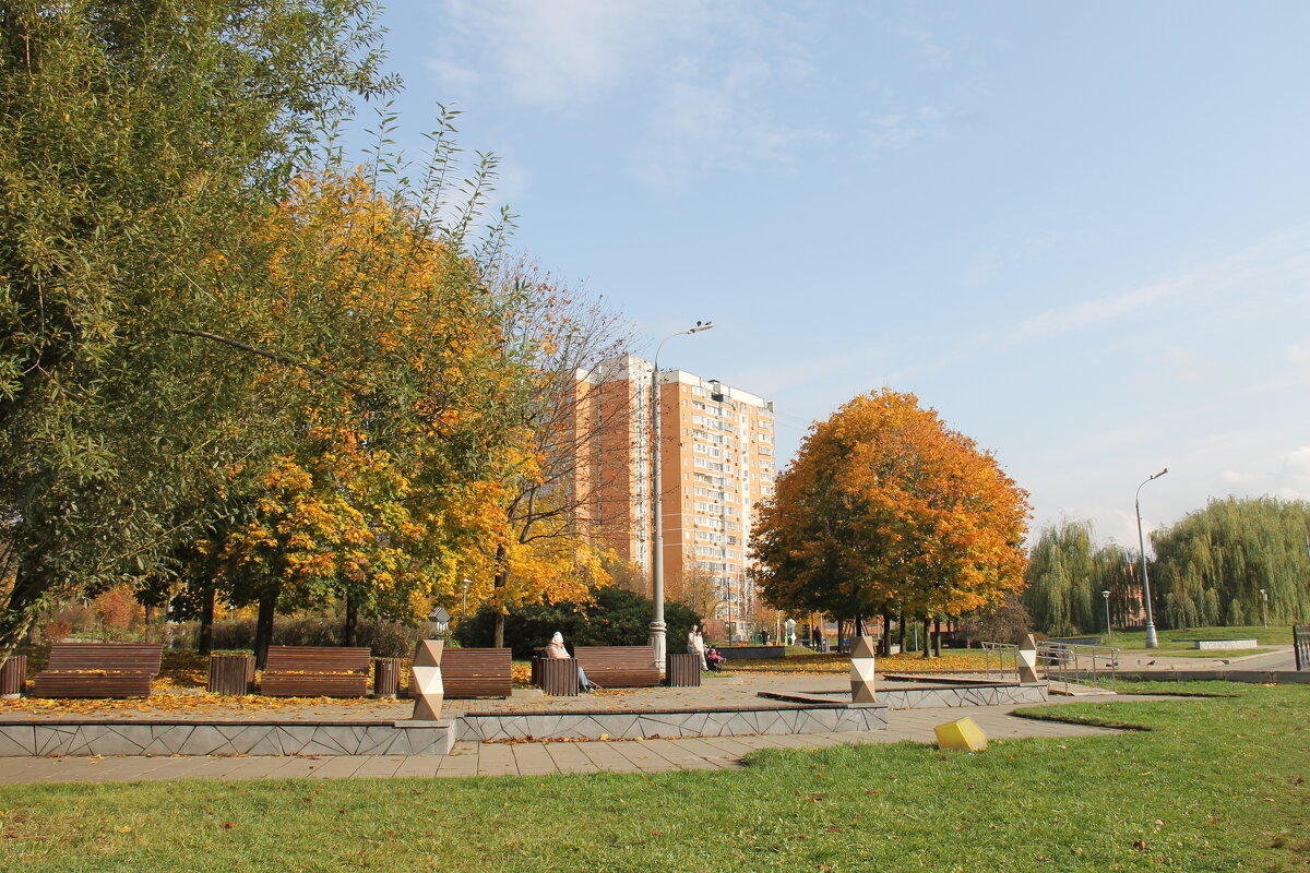 ОСЕННИЙ ОКТЯБРЬСКИЙ ДЕНЬ В ГОРОДЕ - Валентина 